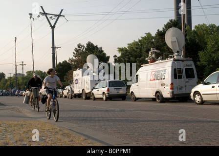 News Mannschaften Line-up zu Minneapolis St. Anthony Main nach die I-35W Brücke zusammenbrechen. Fahrrad-Pendler am frühen Morgen kamen auch Stockfoto