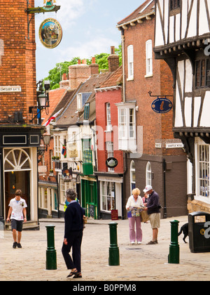 Street Scene der Touristen in der Gegend von bailgate Lincoln England UK an der Spitze der steilen Hügel Stockfoto