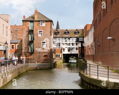 Fluß Witham vorbei durch das Glory Hole im Lincoln City Centre England UK mit alten mittelalterlichen Gebäude oben auf Stockfoto