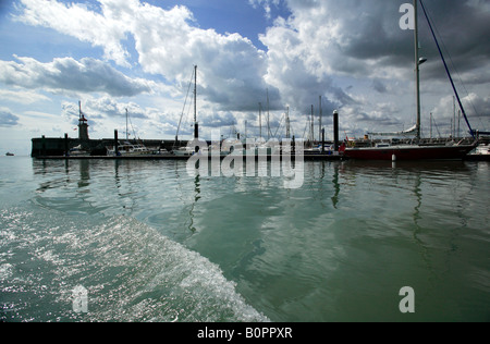 Eingabe von Ramsgate Royal Harbour mit dem Boot Stockfoto