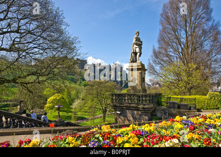 Statue des schottischen Dichters Allan Ramsay in West Princes Street Gardens Edinburgh Schottland Edinburgh Castle im Hintergrund Stockfoto