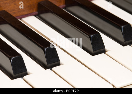 Eine 40 Jahre alte Kirsche Holz Klavier mit mit schönen Elfenbein Tasten Stockfoto