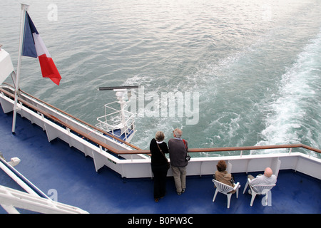 Passagiere auf einem Cross-Channel Fähre Segeln zwischen Frankreich und dem Vereinigten Königreich Stockfoto