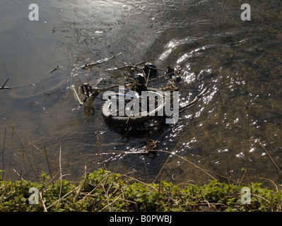 Fahrrad geworfen, um Fluss Fluss Colne Essex UK Stockfoto