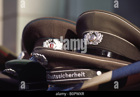 Souvenirs aus der kommunistischen Ära zum Verkauf am Checkpoint Charlie. Berlin, Deutschland. Stockfoto