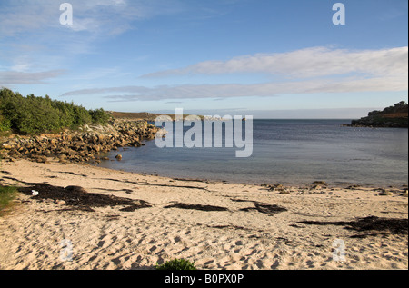 Vean Cove beach St Agnes Isles of Scilly UK mit Blick auf Gugh Stockfoto