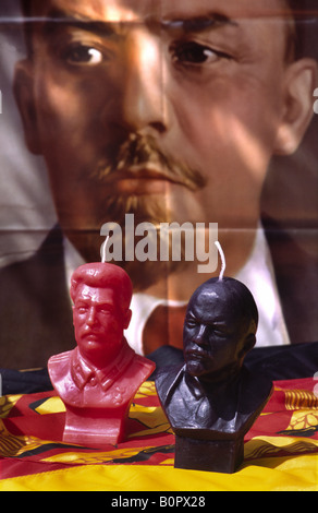 Souvenirs aus der kommunistischen Ära zum Verkauf am Checkpoint Charlie. Berlin, Deutschland. Stockfoto