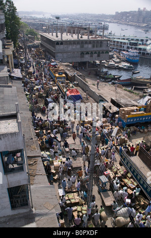 Einer belebten Straße im alten Dhaka entlang dem Fluss Buriganga Bangladesch Stockfoto