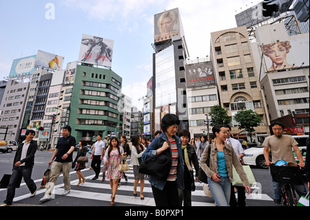 Massen von Fussgänger überqueren Straße im modischen Stadtteil Omotesando in Tokio Stockfoto