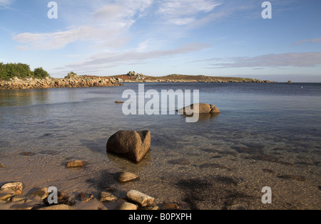 Vean Cove beach St Agnes Isles of Scilly UK mit Blick auf Gugh Stockfoto