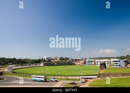 Einen schönen Blick auf die neu erstellte Galle Cricket Ground von der Stadtmauer der historischen Galle Fort, Sri Lanka. Stockfoto