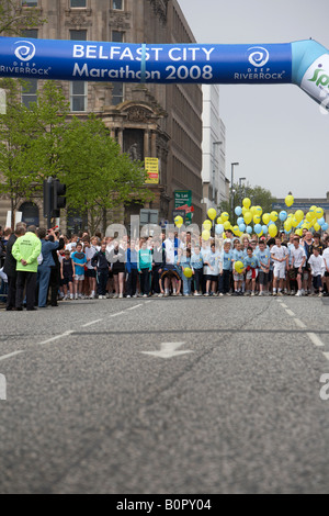 Kinder Konkurrenten Line-up an der Startlinie des Spaßes Belfast Marathon laufen 2008 Belfast City Zentrum Nord Irland Stockfoto