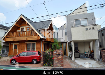 Kontrastierende aus Holz und modernen Haus in einem Vorort von Tokyo 2008 Stockfoto