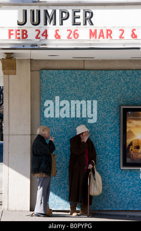 Zwei alte Frauen rauchen außerhalb Kino, Seattle, Washington State, USA Stockfoto
