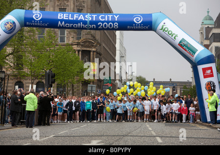 Kinder Konkurrenten Line-up an der Startlinie des Spaßes Belfast Marathon laufen 2008 Belfast City Zentrum Nord Irland Stockfoto