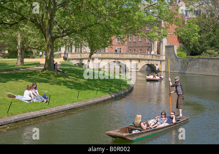 Fluss Cam an einem sonnigen Tag mit Booten, St Johns alte Brücke im Hintergrund Stockfoto