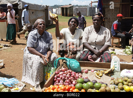 Kenianischen Flüchtlinge in ihr Gemüse stehen im Refugee Camp BURNT Wald, Rift Valley Stockfoto