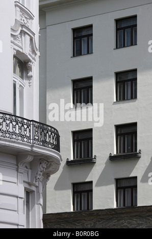 Wien, Michaelerplatz, "Looshaus", Erbaut 1910-1911 von Adolf Loos, Fassadendetail Und Historistisches Nachbarhaus Stockfoto