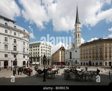 Wien, Michaelerplatz, "Looshaus", Michaelerkirche Und Gründerzeitfassaden, Erbaut 1910-1911 von Adolf Loos Stockfoto