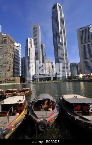 Singapore River bums Boote durch den Financial district Stockfoto