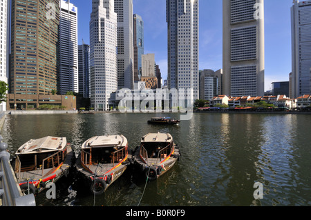 Singapore River bums Boote durch den Financial district Stockfoto