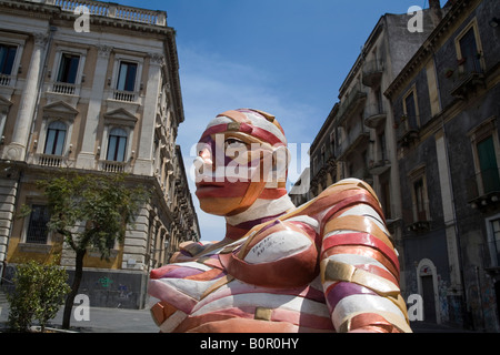 Skulptur des Künstlers G Perez auf der Messe in Piazza Bellini Catania Sizilien Italien Stockfoto