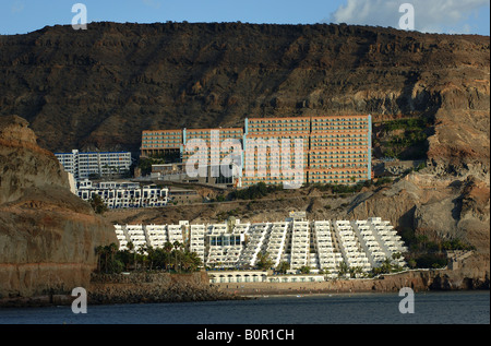 Gran Canaria Hotels und Appartmentanlagen Entwicklung von Taurito an den schroffen vulkanischen Berghängen Stockfoto