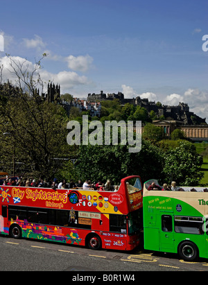 City Tour Bus geparkt auf Waverley Bridge, Edinburgh, Schottland, UK, Europa Stockfoto