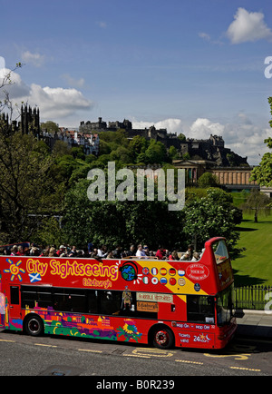 City Tour Bus geparkt auf Waverley Bridge, Edinburgh, Schottland, UK, Europa Stockfoto