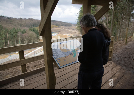 Zwei Damen anzeigen Fortschritt auf den Hindhead Tunnelbau von der Aussichtsplattform der Norden Ansatz, Surrey, England. Stockfoto