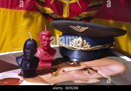 Souvenirs aus der kommunistischen Ära zum Verkauf am Checkpoint Charlie. Berlin, Deutschland. Stockfoto