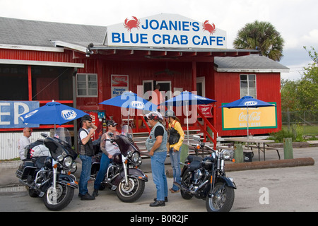 Biker vor Joanie s Blue Crab Cafe entlang Tamiami Trail auf U S Highway 41 in den Florida Everglades Stockfoto