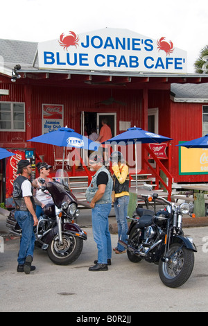 Biker vor Joanie s Blue Crab Cafe entlang Tamiami Trail auf U S Highway 41 in den Florida Everglades Stockfoto