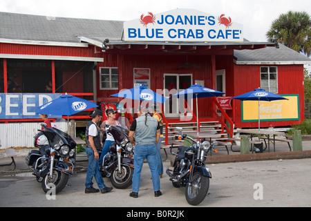 Biker vor Joanie s Blue Crab Cafe auf dem Tamiami Trail auf U S Highway 41 in den Florida Everglades Stockfoto