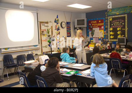 Vierte Klasse Unterricht mit Lehrer und Schüler in Tampa Florida Stockfoto