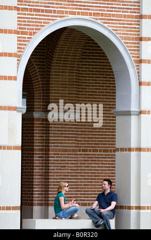 Studenten sitzen unter einem Torbogen in Lovett Hall auf dem Campus der William Marsh Rice University in Houston Texas Stockfoto
