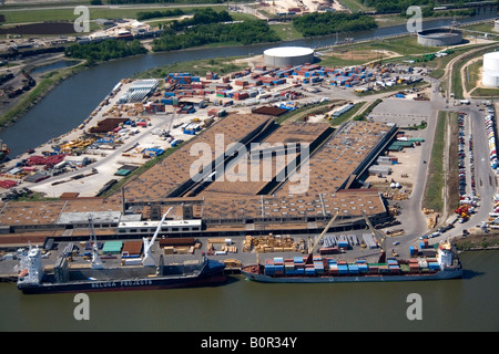 Blick auf den Hafen von Houston entlang des Houston Ship Channel in Houston Texas Stockfoto