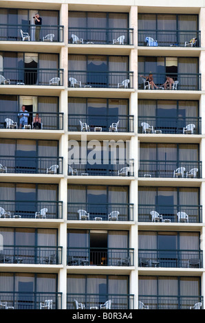 Menschen auf dem Balkon von Hotelzimmern in Galveston Beach in Galveston Texas Stockfoto
