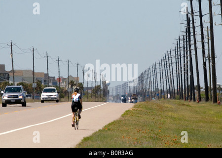 Strommasten Linie eine Autobahn auf Galveston Island in Galveston Texas Stockfoto