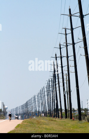 Strommasten Linie der rollenden Landstraße Galveston Island in Galveston Texas Stockfoto