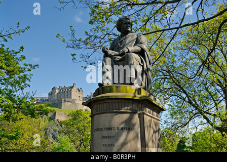 Statue von Sir James Young Simpson, Edinburgh Castle und Princes Gate Gardens Stockfoto