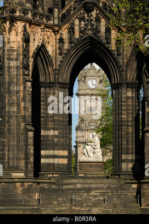 Das Scott Monument, Princes Street Gardens, Edinburgh, mit Blick auf The Balmoral Hotel Stockfoto