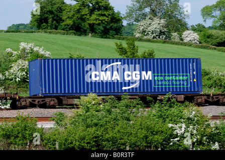 CMA CGM Versandbehälter auf Zug, UK Stockfoto