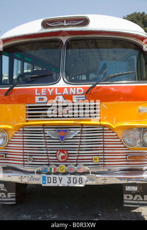 Berühmte senffarbene Malta-Busse; Leyland DAF maltesische Oldtimer-Busse, Heritage Services in Funtana tat-Tritoni, Valetta Stockfoto