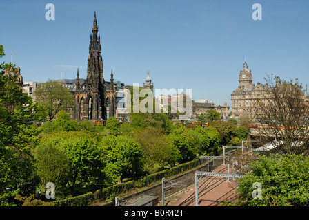 Princes Street Gardens, Scott Monument und das Balmoral Hotel, Edinburgh Stockfoto