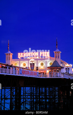 Abenddämmerung Farben über das Palace Pier Brighton Sussex England Großbritannien UK Europe Stockfoto