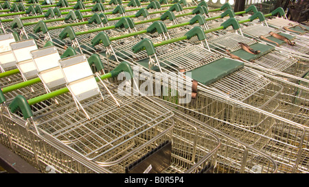 Viele von Einkaufswagen Stockfoto