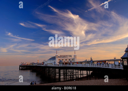 Dramatischen Sonnenuntergang über das Palace Pier Brighton Sussex England Großbritannien UK Stockfoto