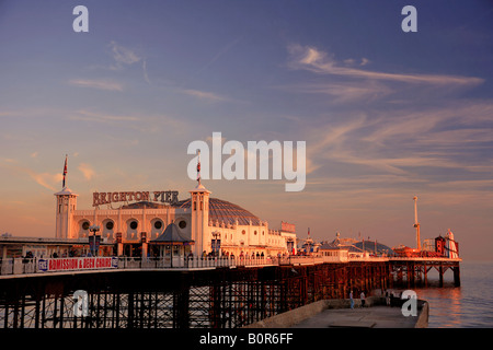 Dramatischen Sonnenuntergang über das Palace Pier Brighton Sussex England Großbritannien UK Stockfoto