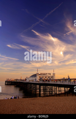 Dramatischen Sonnenuntergang über das Palace Pier Brighton Sussex England Großbritannien UK Stockfoto